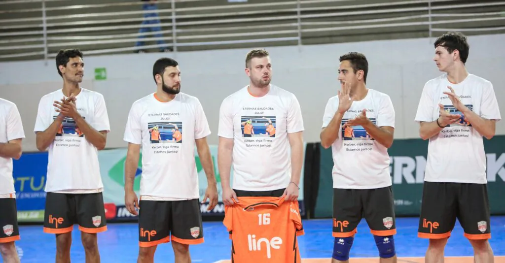 Atletas do Toledo prestam homenagem para amigos vítimas de acidente (Foto: Thaise Oliveira/ FPV)