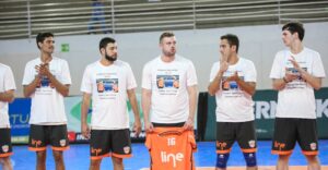 Atletas do Toledo prestam homenagem para amigos vítimas de acidente (Foto: Thaise Oliveira/ FPV)