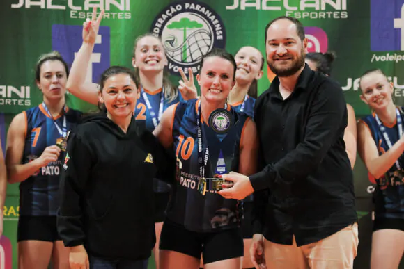 Capitã recebeu o troféu do presidente da FPV, Jandrey Vicentin, e da presidente da Nelp, Geórgia Ben. (Foto: Thaise Oliveira/FPV)