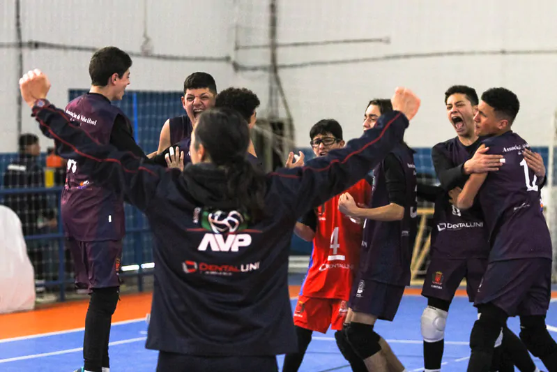 Equipe Sub-15 de vôlei feminino do Corinthians é campeã da série