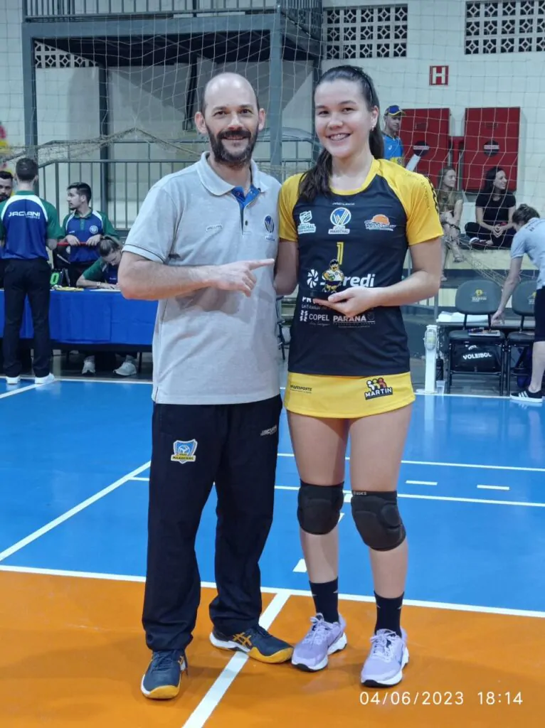 Equipe de Voleibol Adulto Feminino estreia com vitória fora de