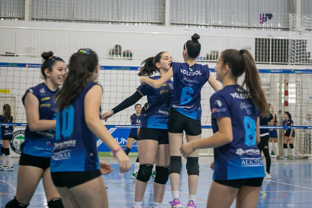 Foz do Iguaçu Voleibol feminino vence e elimina Curitiba no tie-break –  Rádio Cultura Foz – AM 820