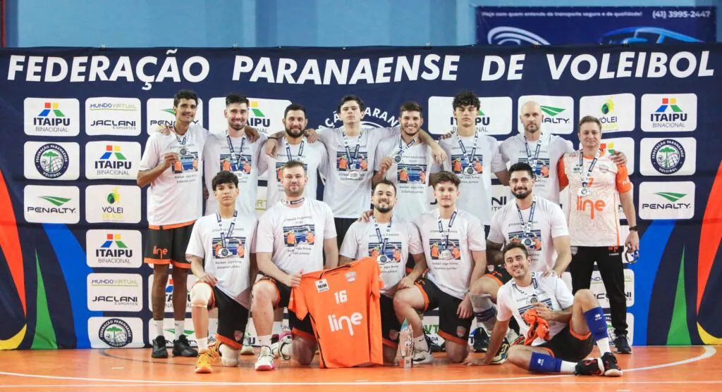 Atletas do Toledo prestam homenagem para amigos vítimas de acidente (Foto: Thaise Oliveira/ FPV)